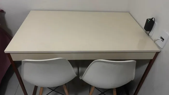 Mesa com 02 cadeiras 