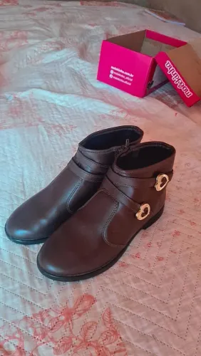 Vendo 2 bota usada somente uma vez