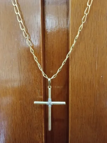 Joia ouro amarelo e detalhes em branco. Imponente