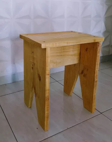 Banquinho de Madeira 