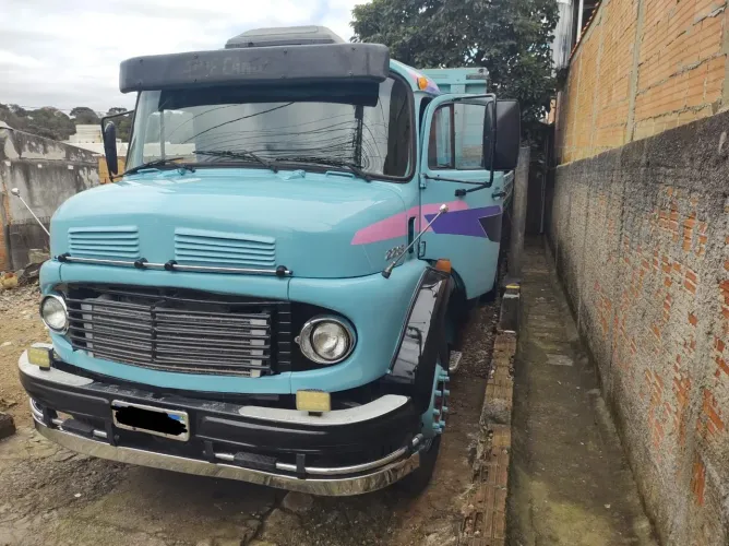 Vende-se Caminhão Mercedes-Benz 2213