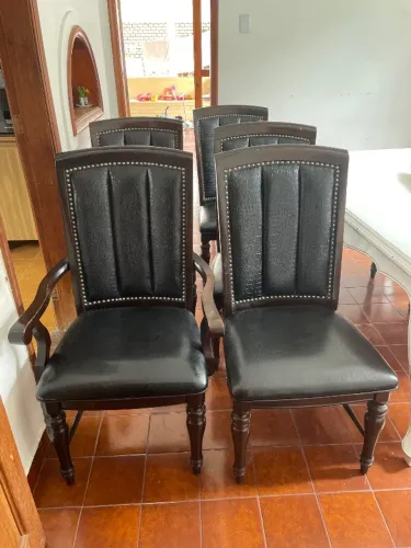 Cadeiras classicas couro