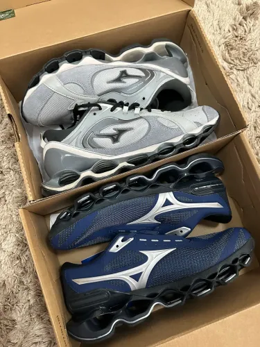 Vendo 2 Mizunos Prophecy 1 Beta 2 e um 15 Azul Marinho os dois tamanho 43