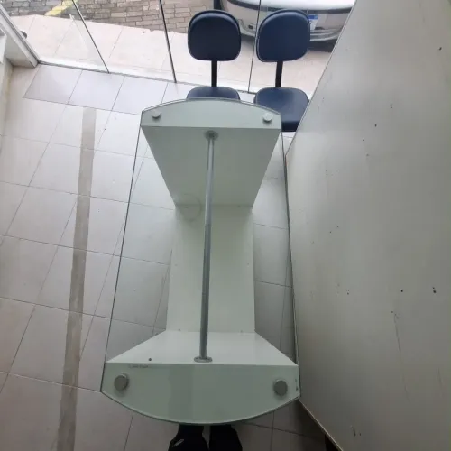 Balcão tampo vidro e cabideiro