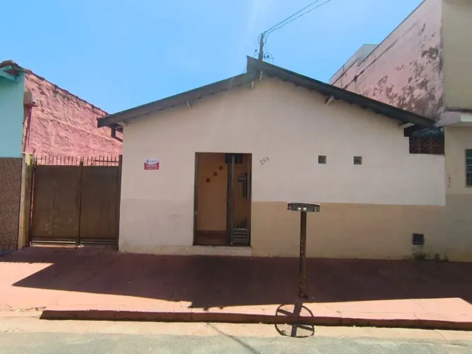Casa para Venda em Sertãozinho, Vila Industrial, 2 dormitórios, 1 banheiro, 2 vagas