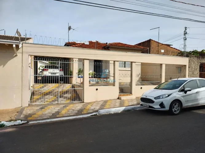 Oportunidade em Bauru: Casa com quintal grande, 4 vagas,3 dormitórios com 155 m²