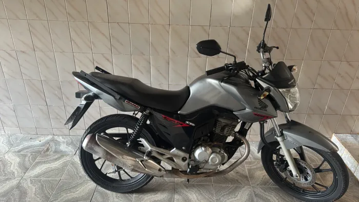 Fan 160 moto de garagem 