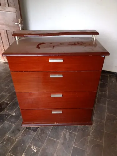 Vendo uma cômoda para quarto 