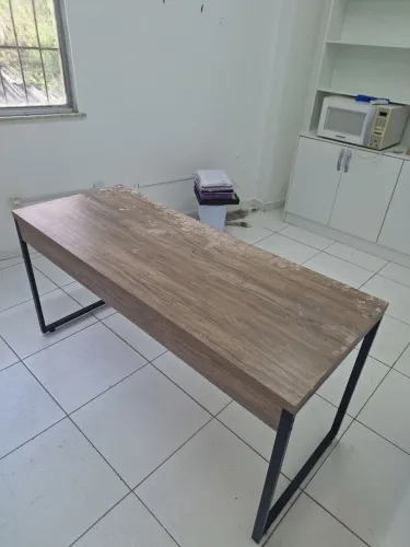 Mesa de madeira com pés fixo