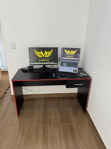 Mesa de escritório preta usada 2 meses