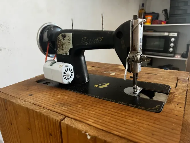 VENDO MÁQUINA DE COSTURA VIGORELLI COM MOTOR