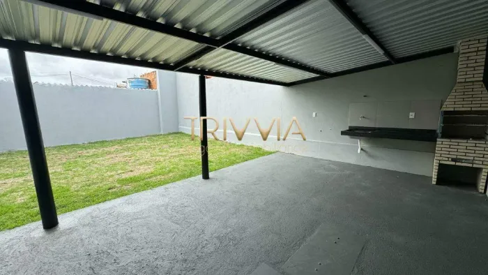 Casa com 2 Quartos, Quintal Amplo e Acabamentos de Alto Padrão  Conforto e Estilo!