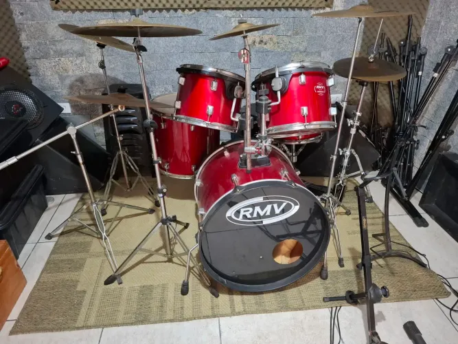 Bateria Rmv Escorpion,6 pratos ,pedal duplo, ferragens (2 ferragens odery privilage)