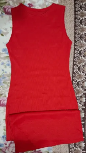 Vestido mid com uma pequena fenda na lateral vermelho tamanho único