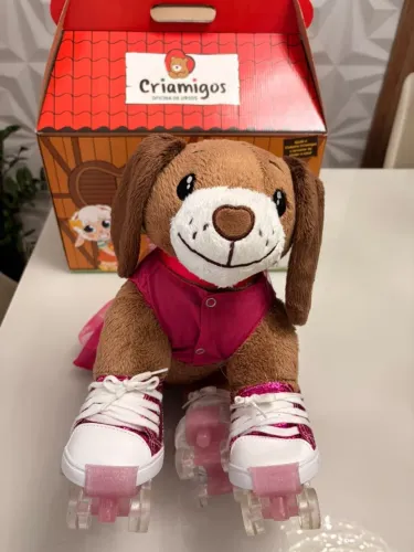 Pelúcia Criamigos na caixa, inclui vestido, coleira, pochete, 4 tênis e patins. Impecável!