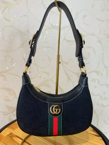 Bolsa Gucci de ombro C/Detalhes em Couro Preto e Ferragens Douradas - Confecção Luxo