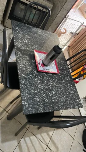 Vendo mesa com 4 cadeiras