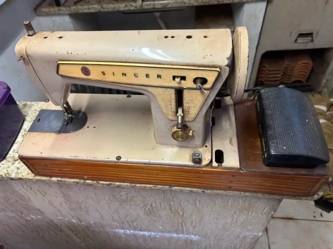 Máquina de costura Singer antiga