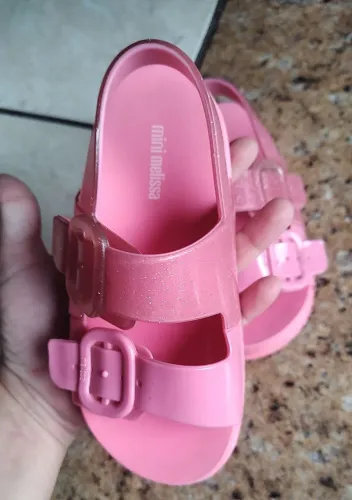 Mini Melissa Cozy Sandal Baby na cor rosa com glitter.