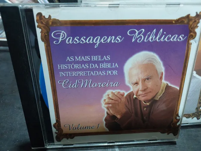 Vendo coleção Passagens da Bíblia com Cid Moreira. Coleção com 24CDs preço R$200,00