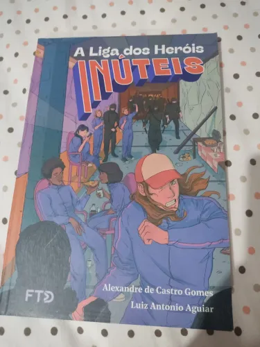 Livro A liga dos heróis inúteis 