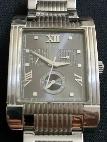 Relógio da Guess excelente estado máquina revisada ainda na garantia e bateria nova
