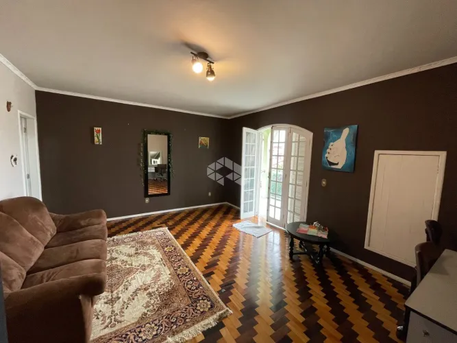 Casa com Amplo Terreno a 10 min do Centro de Florianópolis: Potencial Construtivo e Vista
