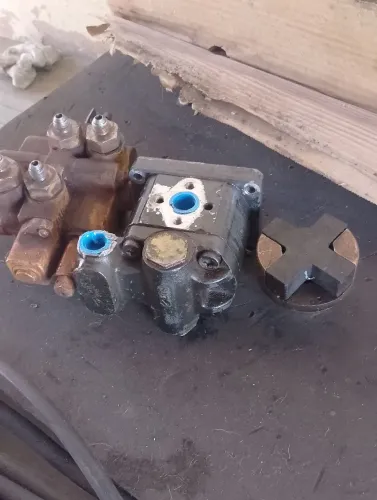 Distribuidor hidráulico e bomba hidráulica 