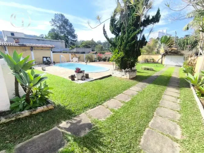 Imóvel para venda possui 227 metros quadrados com 4 quartos