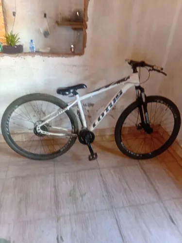 Bicicleta lotus ela está com sua suspensão quebrada corrente e sem o câmbio da marcha