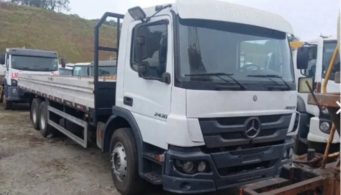 MB 2430 ano 2022, 6x2, com cabine estendida, carroceria de ferro, em SP
