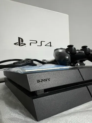 PlayStation 4 (PS4) em excelente estado com 1 controle 