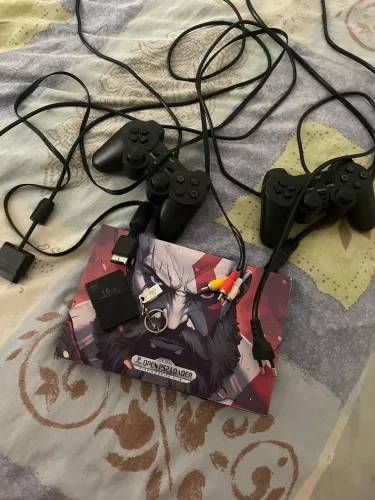 Play 2 acompanha memória card e 2 controles