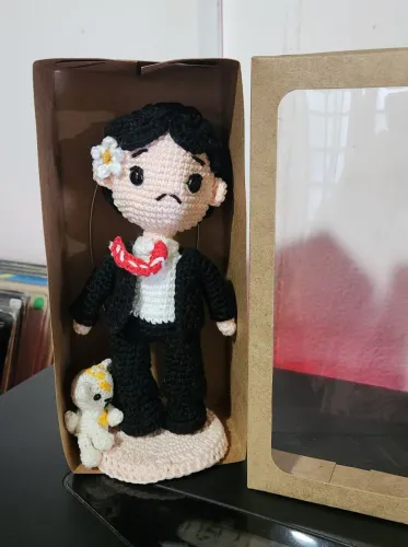 Boneco Amigurumi Jão Memórias póstumas com gatinho