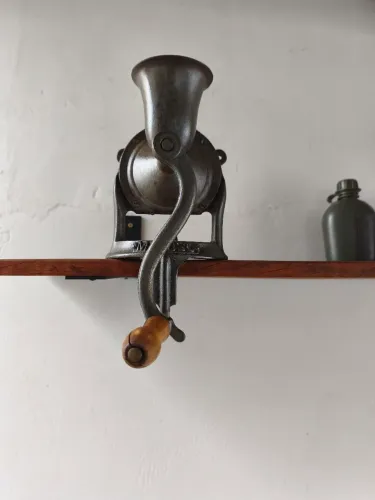 Vendo moedor de café número 3 raridade em perfeito estado de conservação e funcionamento.