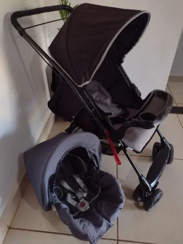 Carrinho com bebê conforto