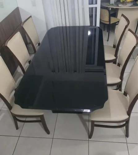 Sala de jantar completa, com tampo de vidro na cor preta, 06 cadeiras e base design