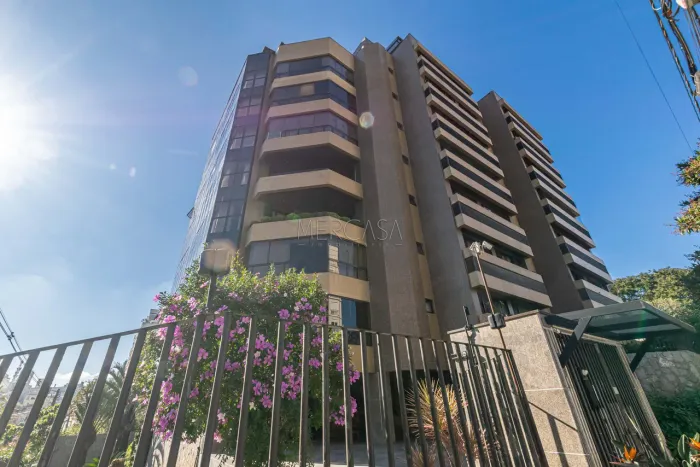 APARTAMENTO AMPLO, CONFORTÁVEL E ENSOLARADO. NO CORAÇÃO DO BIGORRILHO.3 SUITES - 4 VAGAS D