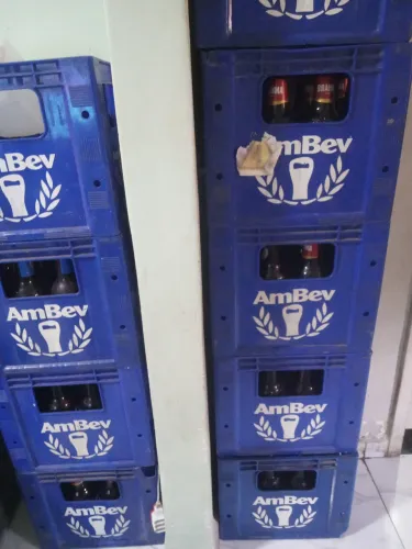 Grades de cervejas litrão da AmBev.