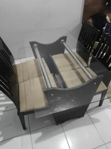 Mesa de vidro com cadeiras