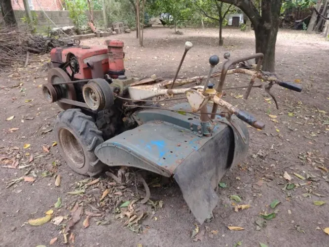 Trator Tobata c/ carreta