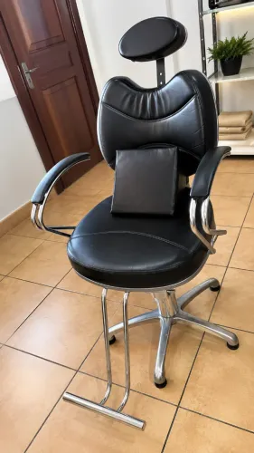 CADEIRA RECLINÁVEL PARA SALÃO DE BELEZA / ESTÚDIO - PRATICAMENTE NOVA