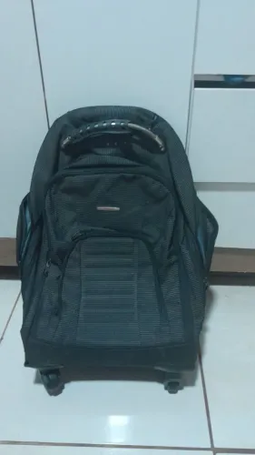 Mochila nova com rodinhas bem grande.  Marca Santino. Pode ser usada como mala de viagem.
