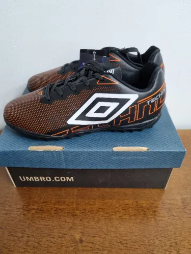 Chuteira Society Umbro Techno - Número 35 - Nova