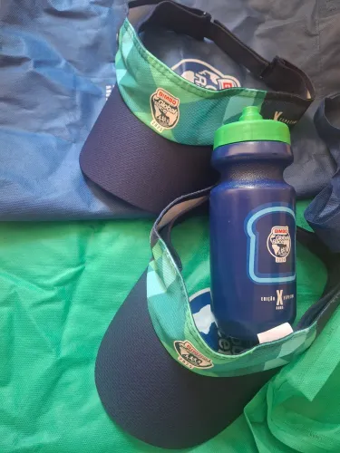 Vendo 2 Viseiras, 1 Garrafinha 2 Bolsas Cores Azul e Verde Oficial Bimbo Global Race 2025
