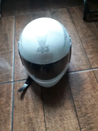 Capacete semi novo