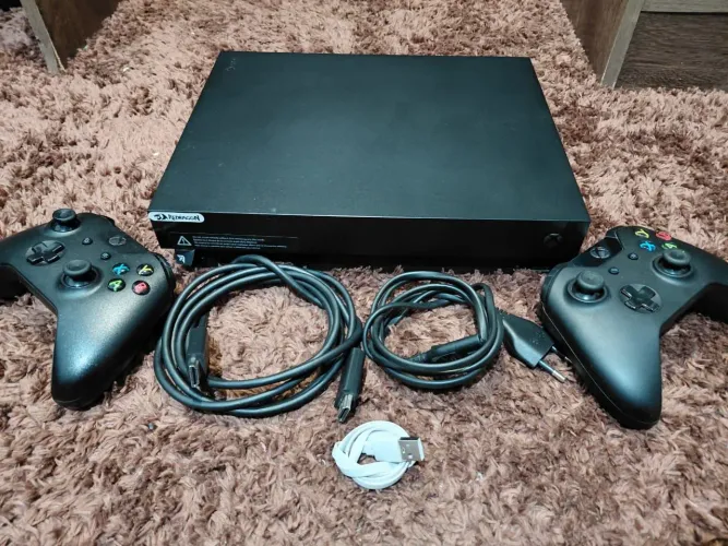 XBOX ONE X 1TB!! Mais detalhes na descrição