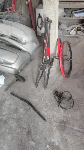 Vendo , quadro com pé de vela , banco com o canote , guidão , e aros 26