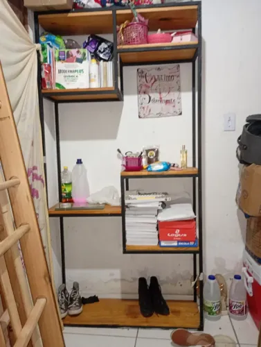 Vende-se estante