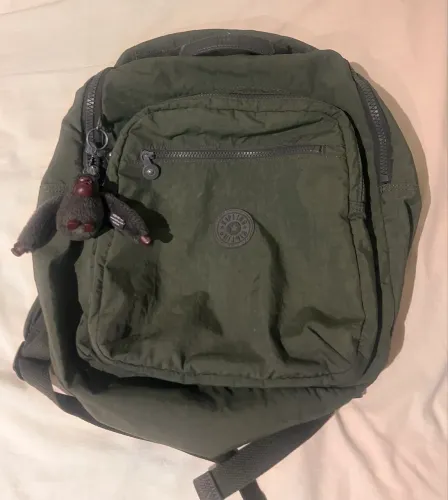 Mochila Kipling verde militar pouco usada original com macaco e compartimento para laptop